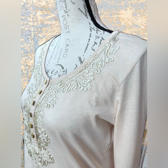 3/4 Button Down Top with Embroidery and Jeweled Buttons
(S)
Like New/Never Worn - Picture 6 of 8